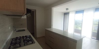 Apartamento en ARRIENDO de 2 alcobas con closet - principal con vestier, sala comedor, cocina integral, zona de ropas independiente - calentador, balcón, parqueadero y cuarto útil.