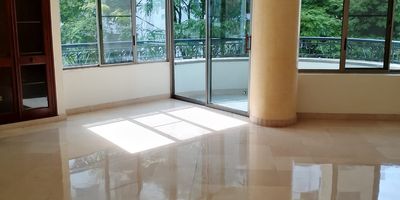 Apartamento en venta en Pinares en unidad cerrada cerca a supermercados de cadena, rutas de transporte público y servicios complementarios de la zona. Cuenta con salacomedor, pisos en porcelanato, estudio, tres habitaciones con closet, cuatro baños, cocina integral en mesón de mármol, estufa, calentador a gas, área de servicios y zona de ropas. La unidad posee de dos parqueaderos cubiertos, salón comunal, circuito cerrado de tv, vigilancia y portería las 24 horas. Inmueble sujeto a verificación de disponibilidad.