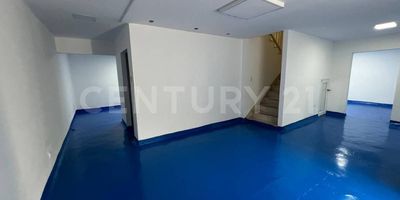 Se alquila casa amplia sobre avenida principal, en sector de salud, ideal para clínicas o para laboratorio médico, Consta de dos pisos distribuidos así:  primer piso, espacio de recepción amplio un baño social, cinco salones, segundo piso consta de tres espacios de trabajo más un baño de damas y otro de hombres, patio con techo, todo el piso esta pintado con  pintura epoxica, la propiedad es ideal para funcionamiento de cualquier empresa en el sector salud o para un clínicas, anteriormente había una empresa de esterilización, Garaje para 4 carros.