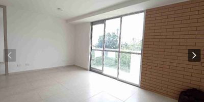 SE VENDE APARTAMENTO FLORIDABLANCA CONJUNTO ZONA SOCIAL 3 ALCOBAS SECTOR CALLE 200

El conjunto está ubicado muy cerca de supermercados, grandes superficies y el colegio Reina de la Paz. Su entorno es muy residencial y tranquilo. Su zona social está conformado por piscina para adultos y niños, juegos infantiles, gimnasio, salón social, BBQ y turco. LA seguridad es permanente y 2 ascensores.   

La distribución del apartamento se conforma por sala, comedor, balcón, cocina integral estilo americano, zona de ropas independiente, 3 alcobas con clóset. Tiene un parqueadero cubierto y su bodega.