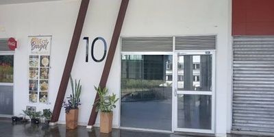  ¡Se Renta Local Comercial en Galicia, vía al Parque Consotá! Excelente oportunidad para tu negocio en una zona de alto tráfico y crecimiento. El local cuenta con subdivisión interna, ideal para adaptar a diferentes usos comerciales. Dispone de punto de gas instalado. Ubicación estratégica sobre la vía principal hacia el Parque Consotá. Entorno campestre, seguro y de fácil acceso. ¡No pierdas esta oportunidad de ubicar tu negocio en uno de los sectores más atractivos de Pereira! Contáctanos para más información y agendar tu visita.