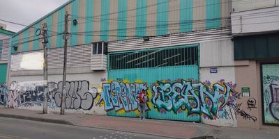 Arriendo Bodega de 1300 m2 mas mezanine de  300 m2, espacio abierto cuenta con columnas de 6 m,  cumbrera de 9 m, puerta principal de acceso de 5 m, con 180 KVA.

Es muy amplia su espacio abierto  es ideal y adaptable  a las necesidades de su empresa, tiene acceso a tracto mulas y grúas.
cualquier información adicional favor consultarla y tendremos el gusto de atenderte.