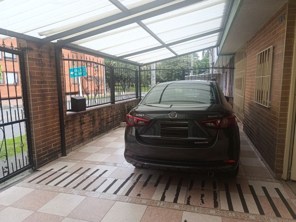 Casa de 4 alcobas en venta en Campin Occidental, Bogotá, 206 m² · foto 2 de 20
