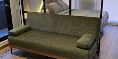 Estrene lindo apartaestudio totalmente amoblado y dotado para estudiantes o ejecutivos, con excelentes acabados y linda vista en piso alto. Tiene cama con división en vidrio, sofacama y mueble de estudio que se convierte en mesa de comedor. El edificio cuenta con dos terrazas en cada piso, zona de yoga, BBQ,  coworking y gimnasio.