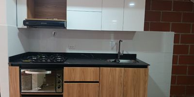 Esta casa  en arriendo para estrenar,  es la oportunidad que estabas esperando! Ubicado en una zona estrategica, cerca de supermercados, colegios, transporte publico y con facil acceso a las principales vias de la ciudad, combina comodidad y funcionalidad. Cuenta con espacios amplios, excelente iluminacion natural y un diseno moderno que te hara sentir en casa desde el primer momento. No dejes pasar esta oportunidad unica de vivir en una ubicacion privilegiada! Que esperas para contactarnos? Estamos listos para ayudarte a encontrar tu nuevo hogar
