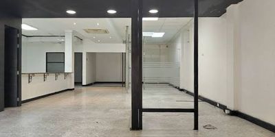 Excelente inmueble en óptimo estado, con amplios espacios y una ubicación privilegiada en entorno 100 % comercial, a solo una cuadra del parque principal de Envigado, rodeado de todo tipo de comercio. Ideal para agencias de motos, almacenes de electrodomésticos, ropa de marca, calzado, insumos agroindustriales, almacenes eléctricos, entre otros.