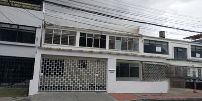 En el corazón de la ciudad, se encuentra esta imponente casa comercial de 3 niveles, lista para dar vida a tu negocio. Con una ubicación privilegiada y una superficie de 336 metros cuadrados, este espacio ofrece un total de 6 baños y amplios espacios para cualquier actividad economica como oficinas,consultorios,marcas reconocidas,restaurante,zona de cafe etc.. 1 parqueadero para comodidad de tus clientes. Su diseño versátil y su distribución estratégica permiten adaptarse a diversas necesidades comerciales, brindando un ambiente acogedor y funcional. No pierdas la oportunidad de establecer tu marca en este lugar único que promete ser el escenario perfecto para el éxito de tu negocio. ¡Haz de este espacio el hogar de tus sueños comerciales!