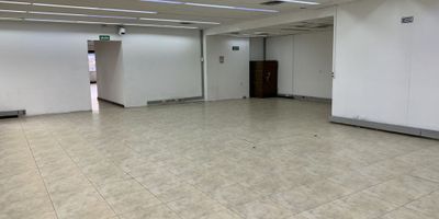 Oficina de 357 m² disponible para venta o arriendo en edificio tradicional sobre la emblemática Avenida Chile, con una espectacular terraza y vista a la ciudad. Ubicada frente al Centro Comercial Av. Chile, rodeado de restaurantes y con acceso privilegiado por la Cra. 11, Calle 72, Cra. 9 y muy cerca de la Cra. 7. El edificio cuenta con 5 ascensores, planta eléctrica, baños exteriores, bicicletas y un cómodo comedor para colaboradores. ¡Ideal para empresas que buscan ubicación estratégica y comodidad en el corazón financiero de Bogotá!