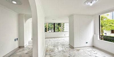 Apartamento en venta en Pinares en unidad cerrada, cerca a supermercados de cadena, rutas de transporte público y servicios complementarios de la zona. Cuenta con salacomedor, pisos en mármol, tres habitaciones con closet, dos baños, cocina integral en mesón de mármol ,estufa, calentador a gas, área de servicios y zona de ropas. la unidad posee de un parqueadero cubierto con cuarto útil y ascensor. Inmueble sujeto a verificación de disponibilidad. Venta Pinares Pereira