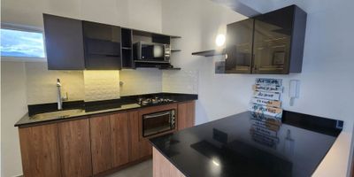 Apartaestudio con remodelacion completa, cuenta con 2 balcones, sala, comedor, 1 habitacion, 1 baño, cocina integral, estufa de gas, calentador de gas, zona de ropas y un parqueadero. Edificio con vigilancia las 12 horas, citofonia y cerca de multiple servicios complementarios.
