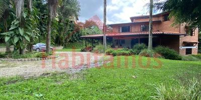 Hermosa casa campestre en venta en Rionegro sector Colegios.
Construcción de 500 m2 sobre un lote de 3.917m2, cuenta con 9 habitaciones, 8 baños, 7 closets, 1 vestier, cocina cerrada, cuarto útil, patio de ropas, amplios corredores externos, y amplias zonas verdes, con arboles frutales como mandarinas, aguacates y posibilidad de construcción de casa secundaria, garaje cubierto para 2 vehículos y espacio para 10 vehículos más. 
Excelente ruta de acceso a tan solo 2 minutos de los colegios, y a 5 minutos de universidad Católica de Oriente tiendas D1, supermercados, tiendas, droguerías sistema de transporte público cercano,