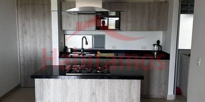 Hermoso apartamento en un exclusivo proyecto ubicado en Rionegro, sector UCO, a dos cuadras de la unidad deportiva, Clinica Somer. 
Cuenta con un área de 88 m2, 3 habitaciones, estudio, dos baños, 1 vestier, 2 closet, cocina integral abierta, amplio balcón, parqueadero doble lineal  y cuarto útil, la unidad cuenta con increíbles zonas comunes: cancha sintética, juegos infantiles, piscina, sauna, turco, piscina romana, cancha de squash, zona de mascotas y 3 ascensores!
Un lugar privilegiado por su cercanía&nbsp;a los sitios más importantes de la ciudad, como el aeropuerto&nbsp;Internacional José María Córdoba y la Universidad Católica&nbsp;de Oriente, con la tranquilidad y el encanto de la naturaleza.