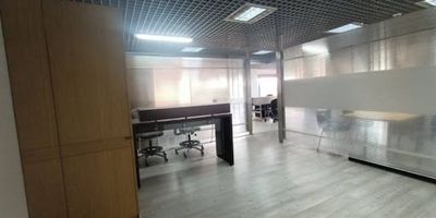 Oficina exterior con área de 160 M2, iluminación natural, excelente ubicación en zona empresarial, un baño, pisos en madera laminada, un parqueadero cubierto . El edificio cuenta con vigilancia 24/7, recepción, salas de juntas, parqueaderos de visitantes, ascensor, terraza comunal, batería de baños comunales por piso, amoblada.