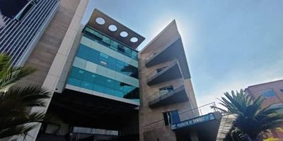 Oficina en arriendo. Ubicada en Zona Franca de Fontibón. De 120 metros cuadrados ubicada en una zona industrial de Bogotá, proporcionando un fácil acceso a los principales centros comerciales y de negocios.

Características del Espacio:
Área: 120 m² de espacio moderno y funcional, diseñado para satisfacer las necesidades de trabajo contemporáneo.
Estacionamiento: Incluye dos parqueaderos, asegurando un lugar seguro y conveniente para los vehículos.
Ventajas:
Ubicación privilegiada que facilita la conexión con transporte público y vías principales.
Ideal para empresas que buscan un entorno cómodo y seguro para sus empleados y clientes.
Potencial de inversión atractivo, con un retorno esperado considerable.

Oportunidad: Esta oficina representa una excelente opción para aquellos que desean establecerse en un espacio de trabajo moderno y funcional. ¡Contáctenos para más información!