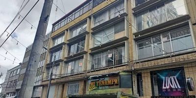 Oficina de 60.27 metros cuadrados, equipada con 10 puestos de trabajo, ideal para aquellos que buscan un espacio profesional y funcional. Con un diseño moderno y luminoso, cuenta con espacios amplios. Sus amplias ventanas permiten la entrada de luz natural, creando un ambiente acogedor y productivo. Ubicada en una zona estratégica, ofrece fácil acceso a servicios y transporte público. Esta oficina es la elección perfecta para aquellos que buscan un espacio de trabajo que refleje su profesionalismo y estilo.