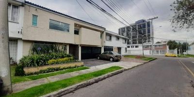 ¡OPORTUNIDAD DE INVERSION!

casa de 330 m², diseñada para brindar espacios amplios, funcionalidad y confort en una de las zonas más exclusivas de la ciudad. Su excelente distribución incluye una sala-comedor acogedora, ideal para reuniones con familiares, amigos o colegas, además de una cocina espaciosa y bien distribuida, perfecta para quienes disfrutan de la gastronomía. Para mayor comodidad, cuenta con una zona de lavandería independiente. Pensada para quienes buscan comodidad y versatilidad, esta casa dispone de cuatro espacios adaptados para oficina, seis baños y un estudio, ofreciendo privacidad y practicidad tanto para la vida familiar como para el trabajo. Su iluminación natural excepcional y la impresionante vista panorámica permiten disfrutar de amaneceres y atardeceres de ensueño desde la comodidad del hogar.

Ubicada en un sector privilegiado, esta propiedad es una inversión perfecta tanto para vivienda como para uso comercial. No dejes pasar esta oportunidad única. ¡Contáctanos y agenda tu visita hoy mismo!