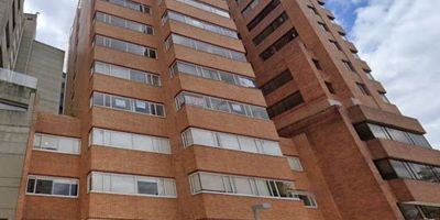 Oficina en venta. Ubicada en Sagrado Corazón localidad de Santa Fe,  tiene  241 m² .  Totalmente amoblada y equipada, con oficina de gerencia, recepción, y más de 30 puestos de trabajo divididos por paneles de vidrio. Incluye:
Dos parqueaderos privados
Sistema de cámaras de seguridad y puerta de acceso biométrico
Dos ascensores y escaleras de acceso
Dos baños privados, lockers, cocina y comedor
El edificio cuenta con seguridad 24/7 y servicio de administración. Ideal para empresas que buscan un espacio eficiente y bien ubicado. Contáctenos para más detalles o agendar una visita.