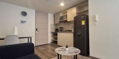 Apartaestudio tipo Loft, Amoblado, excelente vista, cuenta con una muy buena iluminación al recibir el sol de la mañana, a 1 km de la biblioteca Luis Ángel Arango, ofrece alojamiento con vista a Monserrate, terraza y recepción 24 horas. Dispone de parqueadero. El edificio cuenta con centro de negocios e instalaciones para reuniones. En el sector hay lugares de interés como el Chorro de Quevedo, la plaza Bolívar, el Museo del Oro, Universidad de los Andes, del Rosario, la Javeriana, entre otras. Disponibilidad inmediata.

