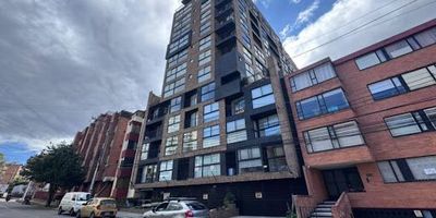 Apartamento en venta, ubicado en el corazón de Chapinero. Situado en un piso 15, disfrute de una inigualable vista exterior a los majestuosos cerros orientales, que bañan cada rincón con una excelente iluminación natural. Con un área construida de 69.35 m, este hogar ofrece una distribución moderna y funcional, diseñada para el confort y el estilo de vida contemporáneo.La cocina integral equipada con estufa de inducción, campana extractora, lavavajillas, horno microondas y convencional, y calentador eléctrico, todo pensado para su comodidad. pisos en madera laminada que añaden un toque de calidez y sofisticación a cada espacio.El edificio cuenta con amenidades exclusivas que elevan su experiencia de vida una elegante recepción, zonas de lectura, sauna, un completo gimnasio, zona de yoga, y una terraza BBQ para sus reuniones sociales. Además, cuenta con tres ascensores, parqueaderos para visitantes y bicicleteros. Su ubicación estratégica en Carrera 6 con Calle 48 le sitúa a pocos p