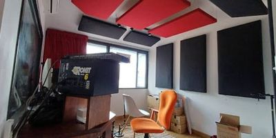 En una exclusiva zona residencial se encuentra esta imponente casa de 4 habitaciones y 4 baños, altillo y estudio, hall de TV con un total de 256 metros cuadrados , distribuidos en 3 plantas de manera elegante y funcional. Sus amplios espacios invitan a la comodidad y el bienestar, mientras que sus acabados de alta calidad reflejan un gusto exquisito. Además, cuenta con 2 parqueaderos, patio, pérgola, despensa, cuenta con parque con zona verde para mayor conveniencia. Esta propiedad es la combinación perfecta entre lujo y confort, ideal para quienes buscan un hogar que refleje su estilo de vida sofisticado. ¡Descubre la armonía y la elegancia en cada rincón de esta cautivadora residencia!