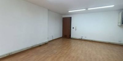 Oficina en arriendo, Ubicada en una de las zonas más prestigiosas de Bogotá, esta oficina de 40 m es el espacio ideal para quienes buscan comodidad, tranquilidad y una excelente ubicación. Al ingresar, te recibirá un amplio salón con excelente iluminación natural, perfecto para distribuir estaciones de trabajo o una sala de reuniones. Además, cuenta con un baño social para mayor comodidad. El edificio ofrece una experiencia premium con  Recepción y vigilancia 247 para mayor seguridad.  Salón social para eventos o reuniones.  Parqueadero para visitantes, facilitando la llegada de clientes y colaboradores. Su ubicación estratégica, a pocos metros de la carrera 15, garantiza fácil acceso y movilidad, además de estar rodeada por la mejor oferta gastronómica, cultural, educativa y financiera de la ciudad. 
