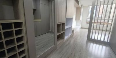 Apartaestudio en arriendo. Ubicado en Las Nieves. Centro de Bogotá.
Este apartaestudio es la opción ideal para quienes buscan un espacio con diseño tipo loft, acabados de calidad y todas las comodidades de un estilo de vida contemporáneo.

Características principales:
Diseño moderno y funcional.
Perfecto para estudiantes o profesionales.
Recientemente remodelado, listo para habitar.
 Beneficios del edificio:

Áreas comunes diseñadas para un estilo de vida práctico.
Servicios y espacios que complementan la comodidad de tu hogar.
 Ubicación estratégica:
Cerca de todo lo que necesitas para vivir con comodidad y conectividad, ya que esta cerca de universidades, parques, vías principales y de fácil acceso.

¡Agenda tu visita hoy mismo y descubre tu próximo hogar!