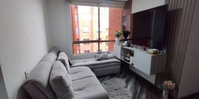 Apartaestudio en arriendo en Modelia.  De 52 M2 totalmente AMOBLADO, se encuentra muy bien ubicado con vías principales cercanas como la avenida Boyacá, la avenida el Dorado, la calle 24 y facilidad para estaciones de transporte. El conjunto cuenta con salón comunal, parque infantil, parqueadero para visitantes, el apartamento tiene buena distribución e iluminación natural, está recién remodelado. 