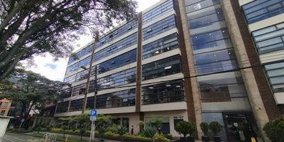 Moderna oficina de 29,34 m² ubicada sobre la Carrera 13 con Calle 96, en una de las zonas empresariales más reconocidas de la ciudad. Cuenta con puerta de seguridad y parqueadero cubierto. El edificio ofrece excelentes áreas comunes y servicios para tu empresa: vigilancia 24 horas, recepción, sistema de cctv, cuatro salas de juntas con capacidad para siete personas, auditorio para veinte personas, terraza comunal con zona de cafetería, ascensor y cincuenta y cinco parqueaderos de visitantes. Cada piso dispone de baños comunales y acceso mediante tarjeta. Su ubicación estratégica permite fácil conexión con la Carrera 11, Carrera 15, Calle 93 y Avenida Calle 100, además de estar cerca del Parque de la 93 y una amplia oferta gastronómica y de servicios.