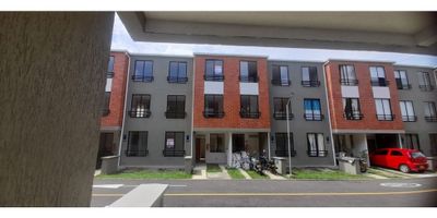 Arriendo en Conjunto Residencial Verona, Jamundi. Casa de tres pisos, en el primer piso sala comedor, cocina, patio de ropas, baño social,  parqueadero para un vehiculo. Segundo piso tiene dos alcobas con closet, un baño . Tercer piso alcoba principal con vestier y baño. El conjunto tiene piscina para adultos y niños,cancha multiple , salon social. El canon incluye la cuota de administracion del conjunto. Ubicada muy cerca al Centro comercialAlfaguara, Centro Comercial Chipaya Plaza 
