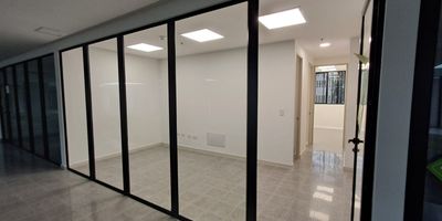 Consultorio nuevo ubicado en el exclusivo proyecto CRISTA en el barrio Los Colores, una de las zonas con mayor proyeccion comercial y urbanistica de la ciudad. Este espacio ha sido disenado especialmente para profesionales del sector salud, ideal para servicios odontologicos, ayudas diagnosticas, laboratorios clinicos y especialidades medicas en general. Excelente distribucion y acabados modernos, infraestructura adecuada para servicios medicos, con posibilidades de adaptacion segun la especialidad, torre medica con diseno funcional y acceso controlado. No dejes pasar esta oportunidad de instalar tu consultorio en un entorno moderno, bien ubicado y en crecimiento. Contactanos para mas informacion y agenda tu visita (valor $5.000.000 + IVA)