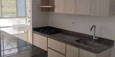 Apartamento en arriendo en Galicia en unidad cerrada, cerca a supermercados de cadena, rutas de transporte público y servicios complementarios de la zona. Cuenta con salacomedor, pisos en cerámica, hall de alcobas, tres habitaciones con closet, dos baños, cocina integral tipo americano en mesón de granito, estufa, calentador a gas y zona de ropas. La unidad posee de un parqueadero cubierto, piscina, gimnasio, salón comunal, sauna turco, parques infantiles, placa polideportiva y zonas verdes. Además cuenta con circuito cerrado de tv, vigilancia y portería las 24 horas. Inmueble sujeto a verificación de disponibilidad