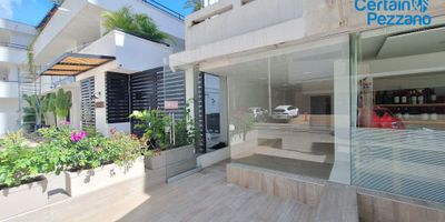 Arrendamos este local  Canon con administracion incluida. ubicado en el corazón de la ciudad, con una superficie de 40 metros cuadrados que ofrece un espacio versátil para dar vida a tus proyectos comerciales. Con una ubicación estratégica y un diseño moderno, este inmueble se convierte en la opción ideal para emprender tu negocio. Sus amplios ventanales permiten la entrada de luz natural, creando un ambiente acogedor y luminoso. No pierdas la oportunidad de establecer tu marca en este lugar único que promete ser el escenario perfecto para alcanzar el éxito.