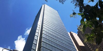 ¡Oportunidad única en el Centro Internacional de Bogotá! Se vende espectacular oficina de 109 m² , ubicada en una de las zonas más comerciales y estratégicas de la ciudad. Su vista exterior y distribución inteligente la convierten en el espacio ideal para empresas que buscan comodidad, prestigio y funcionalidad. Distribución ideal: Sala de juntas, Recepción, Cinco oficinas cerradas , incluyendo oficina de gerencia con baño privado, Cocina y baño adicional. ¡Aprovecha esta oportunidad para ubicar tu empresa en un espacio exclusivo y funcional! Contáctanos para más información. Bienvenidos Inmobiliarios.