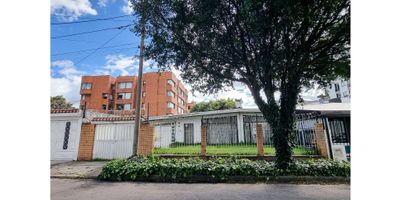 9270RA551 Para inversionista, se vende espectacular lote en una ubicacion privilegiada, en una zona totalmente residencial pero cerca a todo el comercio de cedritos, universidades y hospital como los de El Bosque. Precio negociable. Excelente opcion. Oportunidad de negociar 3 lotes anexos para un total de 1,000 m2.

