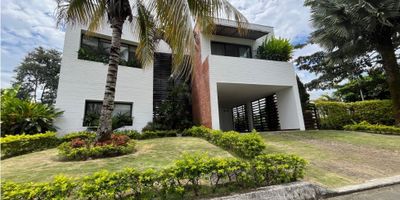 VENTA CASA CONDOMINIO EXCLUSIVO de  24 casas en el sector de La Viga PANCE. Casa ubicada en uno de los sectores de Pance, un lugar seguro y tranquilo  donde aún se escucha el sonido de los pájaros por su naturaleza y tranquilidad del condominio y la zona que lo rodea.  Es una de las Zonas de gran valorización en la Ciudad. La casa está construida a dos niveles , en su parte externa cuenta con cuatro garajes cubiertos y  tres  descubiertos , su entrada  es lateral con zona verde . En el primer piso  cuenta con comedor , cocina integral  tipo americano , horno , extractor , lavavajillas, excelentes muebles de almacenamiento , zona de oficios , alcoba  servicios, baño de servicios , dos calentadores de agua  distribuidos por zonas , deposito externo y deposito interno , zona de asado , amplia sala de visitas   a doble altura ,  baño social, zona de música y terraza . En el primer piso cuenta con una habitación espaciosa  con aire acondicionado y closet. En el segundo piso  se ingresa por  una moderna escalera en cemento blanco y cuenta con un    estudio  y  tres   habitaciones espaciosas todas con baño y vestier,  con aire acondicionado ,una con balcón y otra con terraza amplia . Su  construcción es antisísmica y diseño moderno a una altura de tres metros y en doble altura con seis metros,  dobles muros ,  ventilación cruzada y  techo térmico  lo que la hace permanecer muy fresca, tiene  acabados en Porcelanato y cerámicas de alto tráfico, vigas a la vista en oxido , acabados en madera laminada moderna para vestier y biblioteca ,  cableado  para televisión por cable. amplia zona disponible para disfrutar  del verde para juego . 

 
