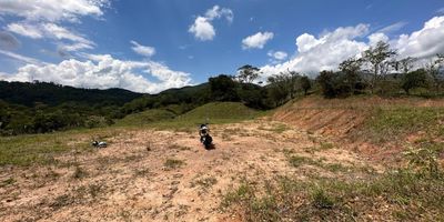 El lote está al lado de una reserva natural que nunca va a ser talada ni construida, Reserva agua tirana, Autopista doble calzada vía del nuz, Lote a 3 min de la autopista, Se puede construir máximo 2 pisos. Área lote:1,058.8 m²