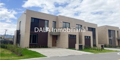 DALA Inmobiliaria vende hermosa casa campestre en chía, consta de primer piso: sala con chimenea, comedor independiente, cocina abierta, estudio o estar de TV, dos habitaciones cada una con closet y calefacción, un baño completo, habitación de servicio con baño, depósito, baño social. Segundo piso: habitación principal con baño, walk in closet, terraza y calefacción, estar de TV, habitación auxiliar con closet, baño y balcón, zona verde con terraza y punto de gas, zonas sociales:  Portería, administración, zona de bienestar para empleados, zona espera de rutas escolares, Club House: piscina para adulto y para niños, zonas húmedas, sauna, duchas, baños, vestier, gimnasio semi-dotado, terrazas yoga, social kitchen, tres parques Infantiles, zona de mascotas, ciclorrutas, senderos peatonales, bicicleteros y cancha sintética, Si estás buscando inmobiliarias en Chía, somos tu mejor opción. También manejamos Bienes Inmuebles en Cajicá y Cota. Cod 1899 A-S
