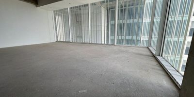 Moderna oficina ubicada en el reconocido Edificio Bacatá, en el corazón del centro de Bogotá.
Situada en el piso 21, esta oficina ofrece una espectacular vista panorámica de la ciudad,
además de estar en una ubicación estratégica, con fácil acceso a transporte público, entidades
financieras, notarías y demás servicios empresariales.