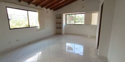Oficina disponible para arriendo, ubicada en el tercer piso de edificio en el estratégico sector de Guayabal, ideal para empresas o profesionales que buscan una excelente ubicación y comodidad. El espacio cuenta con un área total de 48 metros cuadrados, distribuidos de manera funcional, e incluye baño y cocineta para mayor practicidad. Esta propiedad representa una excelente oportunidad para establecer tu negocio en una zona de alta conectividad y fácil acceso. Para más información, no dudes en comunicarte con nuestra línea de atención al cliente.