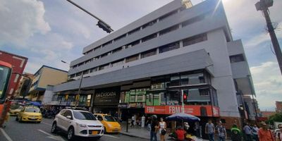 Descubre esta oficina para arriendo ubicada en La Cascada av palace, centro de Medellín, area de Bodega construida, 52 metros, area de terraza 99 metros, cuenta con un baño, cuarto util, piso en baldosa granito, edificio con ascensor, centro comercial especialista en tecnología, audio, etc, ideal para oficina y colegaje, piso 6. Sus amplias ventanas permiten la entrada de luz natural, creando un ambiente luminoso y acogedor. No pierdas la oportunidad de establecer tu negocio, Para más información, contacta a JAIRO OCHOA 6044486003 - 3152044529 - 3182066519