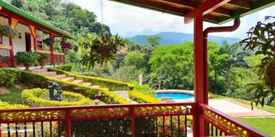 Los habitantes de Ciudad Bolívar son por tradición cordiales. Esta gran población, lejana del bullicio, dispone de muy buen servicio de hotelería, y está ubicada en un valle de brisa suave, en la zona lejana del Suroeste del departamento de Antioquia. El Municipio de Ciudad Bolívar constituye una de las principales cabeceras en el suroeste Antioqueño, por su infraestructura para la comercialización cafetera, centros de acopio y beneficio para la producción, oferta institucional, comités técnicos financieros.
