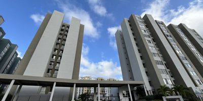 Apartamento ubicado en el sector de alameda del rio ambiente fresco y luz natural durante día. Cuenta con cocina tradicional con mesón en aluminio pulido con gabinetes inferiores, sala comedor, área de labores, hall de alcoba, las divisiones de los baños son en vidrio templado, parqueadero comunal. El edificio ofrece piscina para adulto y niños, salón social, portería tipo lobby kiosko BBQ, amplias zonas verdes. Es cercano a la avenida circunvalar , supermercado ara justo y bueno, olímpica, clínica porto azul, cra 38, cra 43, CC buena vista 1,2 plaza del parque, vía la mar corredor universitario.