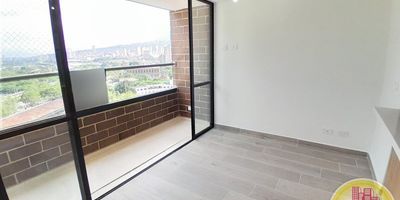 Código: 4809. 16° Piso en edificación de 35 pisos. Acceso al inmueble: Directo a la vía, escalas y ascensor. una Alcoba con puerta, baños cabinados en vidrio, cubierta, extractor, horno, parqueadero para carro # 45 y cuarto útil # 45. propiedad también para arriendo