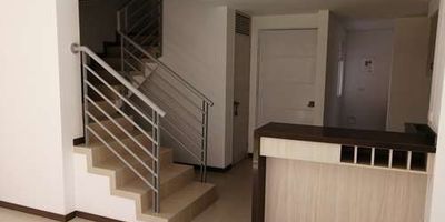 Hermosa casa en renta la sur de la ciudad de cali, Barrio ciudad pacífica, Mirasol II.
La casa cuenta con los acabados full que entrego la constructora Bolívar y rejas de seguridad en toda la propiedad, en  el primer piso encuentras Sala comedor, cocina integral abierta, zona de ropas, baño social y patio posterior.
En el segundo piso 3 habitaciones, la habitación principal con vestier, baño y conexión lista para aire acondicionado, las habitaciones auxiliares con closet, hall de habitaciones y baño de habitaciones.
La altura del techo en el segundo piso permite la adecuada ventilación de la casa, brindando frescura y claridad a la propiedad.
Esta es una excelente oportunidad para vivir al sur de ciudad, agenda tu cita ahora.