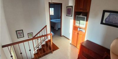 ¡Casa en Venta en Villapilar, Manizales! ??

Disfruta de la tranquilidad y la comodidad de vivir en conjunto cerrado, en una casa amplia, funcional y con excelente ubicación. Ideal para familias que valoran el espacio y la cercanía a zonas urbanas.

Espacios para Todos:
La casa cuenta con 5 habitaciones, 3 baños, sala comedor, cocina integral y un pequeño patio de ropas. También incluye parqueadero propio y admite mascotas. ¡Perfecta para vivir con comodidad y libertad!

Comodidades del Conjunto:
Ubicada en una urbanización cerrada con piscina, zonas verdes, deportivas y sociales, gimnasio y fácil acceso para personas con discapacidad. Todo pensado para tu bienestar y el de tu familia.

Ubicación y Entorno:
En zona residencial de Villapilar, cerca de centros médicos, comercios, transporte público y con vista panorámica. Piso en cerámica y madera, biblioteca o estudio, gas domiciliario, calentador y más.

¡Una excelente opción para invertir o vivir! Precio negociable. Contáctanos para más información y agenda tu visita.



