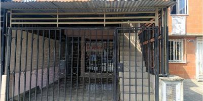 Casa en venta en Jamundí ciudadela de las flores, casa bifamiliar distribuida así, primer piso: Garaje antejardín, sala comedor, cocina, bañó, zona de oficios y una habitación. Segundo piso: Sala comedor, cocina, baño, zona de oficios y dos habitaciones. La casa cuenta con servicios públicos compartidos, excelentes oportunidades de ampliacion,  ubicada en una zona rodeada de muchas zonas verdes y lugares de recreación, cerca de la Panamericana, con colegios, centros de salud y zonas comerciales muy cercanos, a media cuadra pasa el transporte público y el intermunicipal. Código 7332526
