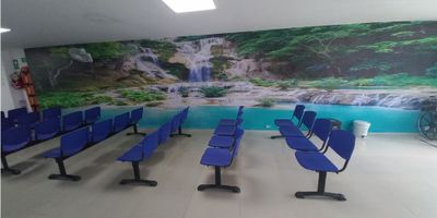 Excelente Edificio ubicado por el barrio Cádiz consta de: TRES PISOS CON ASCENSOR: DISTRIBUIDOS ASI: 

PRIMER PISO: Fachada en vidrio, sala de espera, 1 cuarto, 1 baño para discapacitados, 1 baño para mujeres y 1 baño para hombres, área de recepción un area adicional de recepción pequeña, 5 consultorios. Pasillo, baño para personal privado 1 para hombres y 1 baño para mujeres.

SEGUNDO PISO: Ingreso para sala de espera, 1 baño de pacientes, 1 baño para hombres y 1 baño para mujeres. Baño con vestier para hombres y 1 baño con vestier para mujeres. Área de descanso para médicos, cuarto de aseo, cuarto de residuos, cuarto para ropa sucia, cuarto para ropa limpia.  Área preparación de pacientes, área instrumental, sala de cirugía, área de lavado quirúrgico, 2 salas de cirugía, Cubículo para trabajo limpio, área de recuperación con baño.

TERCER PISO: Área de tanques de reserva, sala de espera amplia, 2 consultorio 2 , baños , área de oficina con cafetería.

El inmueble cuenta con servicios de energía, acueducto, alcantarillado.

AREA DE TERRENO

FRENTE:  10.00 MTS

FONDO:    32.00 MTS

AREA CONSTRUIDA:

960 MTS 2 
