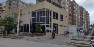 Apartamento ubicado en el area metropolitana de barranquilla de mayor crecimiento de la ciudad de ambiente fresco y luz natural durante el día. Cuenta con cocina integral, gabinetes superiores e inferiores, baños con su división en vidrio templado, y conexiones de aire acondicionado, sala comedor, zona de labores, sala estudio. El conjunto ofrece piscina, zonas infantiles, salón social, ascensor, amplias zonas verdes, parqueadero comunal, portería tipo lobby. Es cercano avenida circunvalar, supermercado ara, puente de la cordialidad.