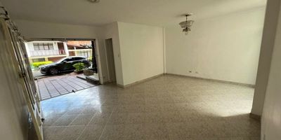 Casa de 250 metros disponible para arriendo en el Estadio. 3 habitaciones, 4 baños, habitación de servicio con baño, sala, comedor, cocina integral, zona de ropas, 3 patios dos de ellos cubiertos.