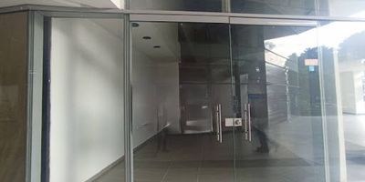 Local de 47 metros cuadrados de área privada, con baño independiente, ubicado en edificio empresarial sobre la Avenida Las Vegas.